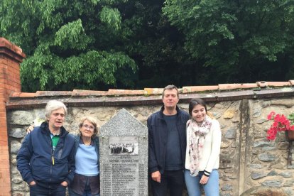 Monolito de recuerdo en Arles-sur-Tech  -  La leridana Àngels Berengueres (2ª por la izquierda), acompañada de primos y de una bisnieta de Miquel Tarré, el año pasado junto a la estela funeraria y el espacio de homenaje levantado en el cemente ...