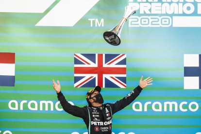 Lewis Hamilton lanza el trofeo para celebrar su victoria en el Circuit de Catalunya.