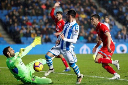 Juanmi Jiménez intenta superar Diego López en una acció del partit d’ahir.