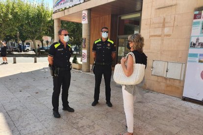 Dos agentes de la policía local de Tremp informando en la calle. 