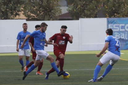 Segura trata de arrebatar el balón a un jugador del Sant Ildefons, ayer en el Municipal d’Alcarràs.