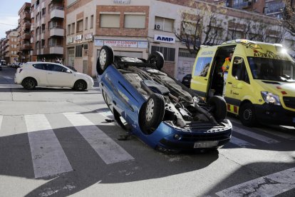 Herido un conductor en un aparatoso choque en la calle Tarragona