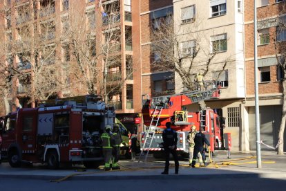 Els Bombers van treballar amb l’autoescala.