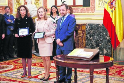 La ministra d’Hisenda, María Jesús Montero, va entregar el projecte de Pressupostos al Congrés.