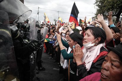 Nativas ecuatorianas ante policías en Quito.