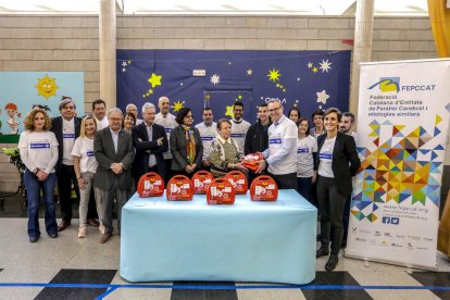 Moment de l’entrega del material de cardioprotecció a les entitats ahir a Lleida.