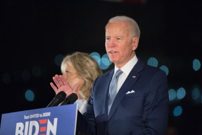 Joe Biden, acompañado de su mujer, Jill.