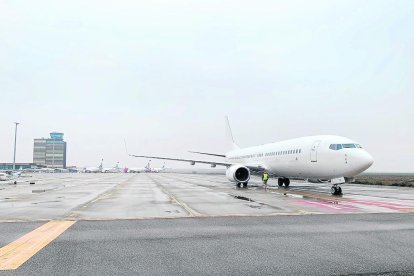 Un avión estacionado en el aeropuerto de Lleida-Alguaire.