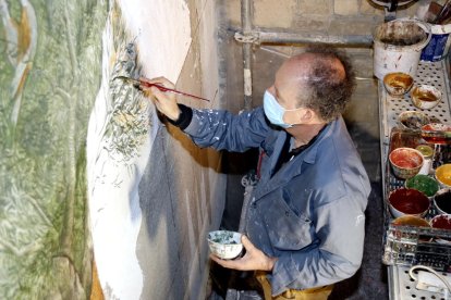 El artista Josep Minguell pintando un mural en la ermita del parque de Sant Eloi de Tàrrega.