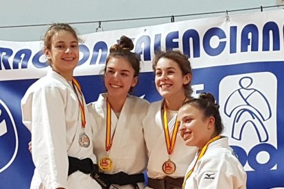 Marion Liengme, a l’esquerra, al podi del campionat.