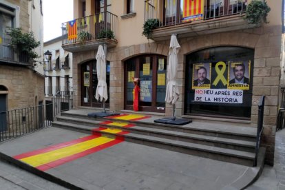 Imagen de la sede de ERC en Solsona con la pintada y la cabeza de cerdo colgada en la puerta. 