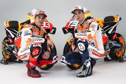 Marc y Àlex se hacen las fotos oficiales del equipo  -  Tras la presentación del equipo en Yakarta (Indonesia), Marc y Àlex Márquez se sometieron a una sesión oficial de fotos luciendo los colores de la formación petrolera y junto a las Repso ...