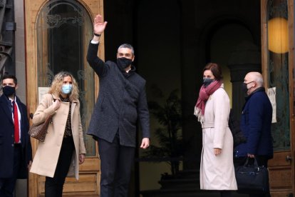 Bernat Solé, poco antes de entrar a la sala de vistas del TSJC. Le acompañó la actual alcaldesa de Agramunt, Sílvia Fernàndez (izquierda).