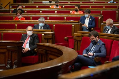 El president Torra i el vicepresident Aragonès, al Parlament.