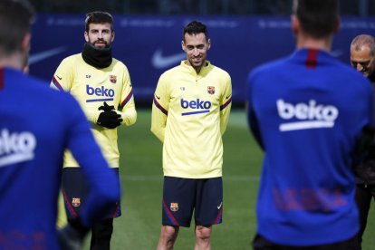 Piqué i Sergio Busquets, en un moment de la sessió d’entrenament d’ahir.