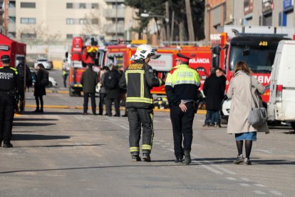 Equipos de emergencia desplegados ayer en La Verneda.