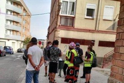 Activistas de la PAH frente a uno de los pisos que iban a desahuciar. desalojados. 