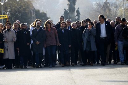 Jové y Salvadó llegaron ayer al TSJC acompañados por descatados dirigentes del independentismo.