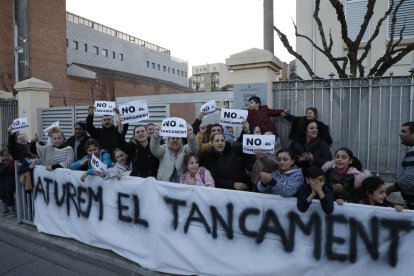 Imagen de una protesta contra el cierre del Àngel Guimerà de Balaguer a finales de enero. 