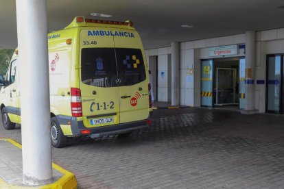 Una ambulancia en la puerta de Urgencias del Hospital Universitario Insular de Gran Canaria