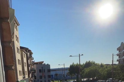 Los sanitarios atendiendo a la mujer antes de evacuarla al hospital Arnau de Vilanova. 