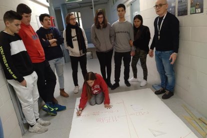 Alumnnos del Guindàvols calculando el radio de la Tierra.