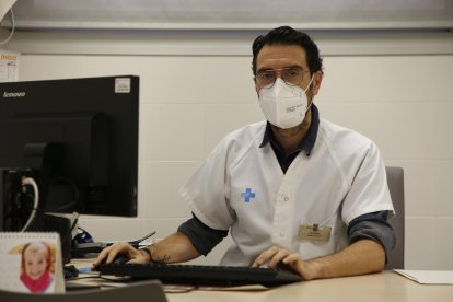 Varios ambulatorios, como el del Eixample, sufrieron ayer colas de pacientes por la huelga de médicos.