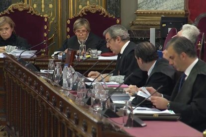 El grup de les acusacions, amb els representants de la Fiscalia, l’Advocacia de l’Estat i Vox, ahir.