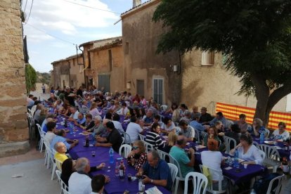 Los vecinos compartieron una comida en la plaza Major.