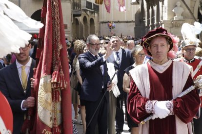 Larrosa saluda a la gente durante la procesión por la calle Major.