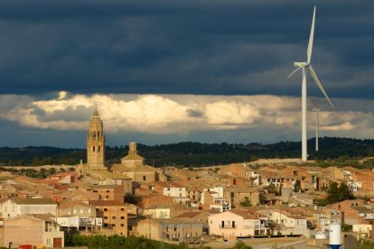 Els molins del parc eòlic són al costat de la població.