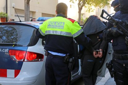 Imatge d'arxiu d'un detingut a Catalunya en una operació contra el terrorisme.