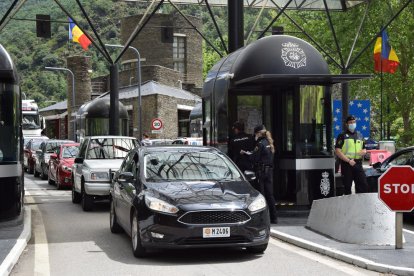 Petites cues de vehicles ahir a la frontera de la Farga de Moles, en direcció a la Seu d’Urgell.