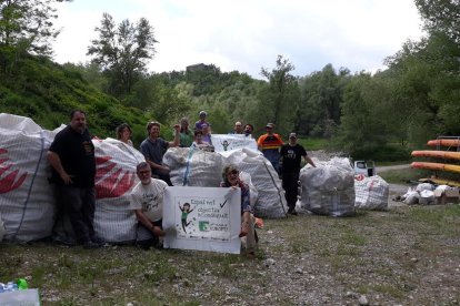 Imagen de los voluntarios con los residuos que se han retirado del pantano de Oliana. 