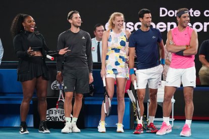 Rafa Nadal y sus compañeros bromean sobre la pista.