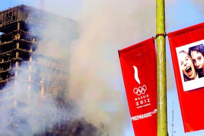 Imatge d’arxiu de les restes fumejants de l’edifici Windsor.