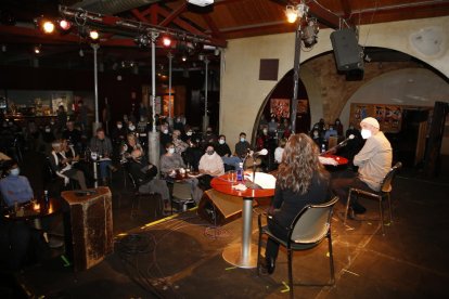 Lluís Llach presenta en el Cafè del Teatre su novela 'Escac al destí'