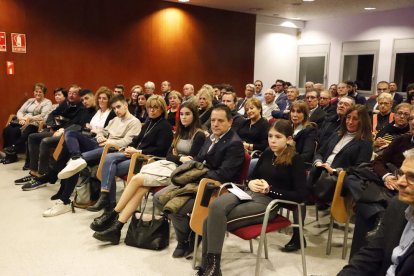 El público asistente al acto con familiares de Rusiñol en primera fila.