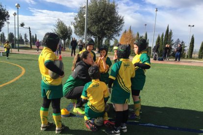 Una de las entrenadoras que tiene el Inef Lleida Rugby Club en sus equipos de base.