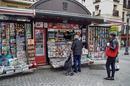 Vista de un quiosco con periódicos y revistas a la venta.