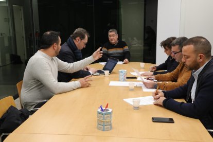 Un momento de la reunión de ayer entre la Paeria, el Lleida y la UE Gardeny.