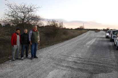 Vecinos junto al camino de la partida Pla de la Cerdera.