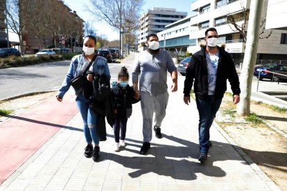 Una família surt del CAP Onze de Setembre de Lleida