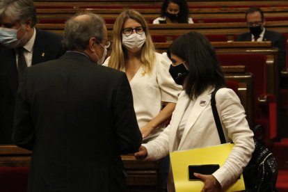 Marta Vilalta (ERC) saluda el president del Govern, Quim Torra, amb Elsa Artadi (JxCat) al davant, a l'hemicicle.