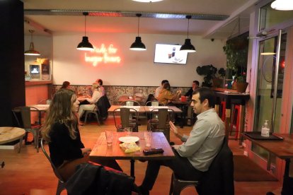 Clientes en un restaurante de Cappont, ayer por la tarde. 