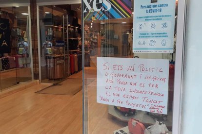 Carteles con mensajes en comercios cerrados al Eje Comercial de Lleida