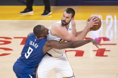 Marc Gasol, defensat per Serge Ibaka, ara als Clippers.