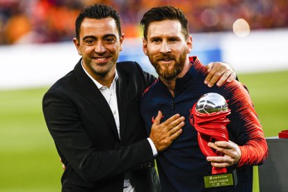 Xavi y Leo Messi fueron compañeros en el Barça y ahora forman parte del equipo histórico.