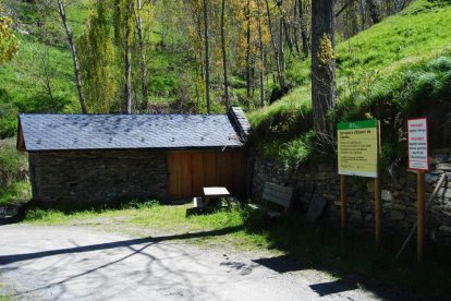 La central va ser anteriorment un molí de farina i una serradora.