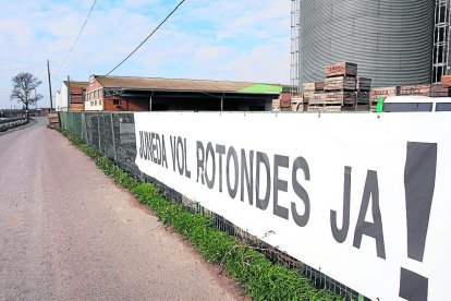 Imatge d'arxiu d'una de les pancartes que reclamaven rotondes a Juneda